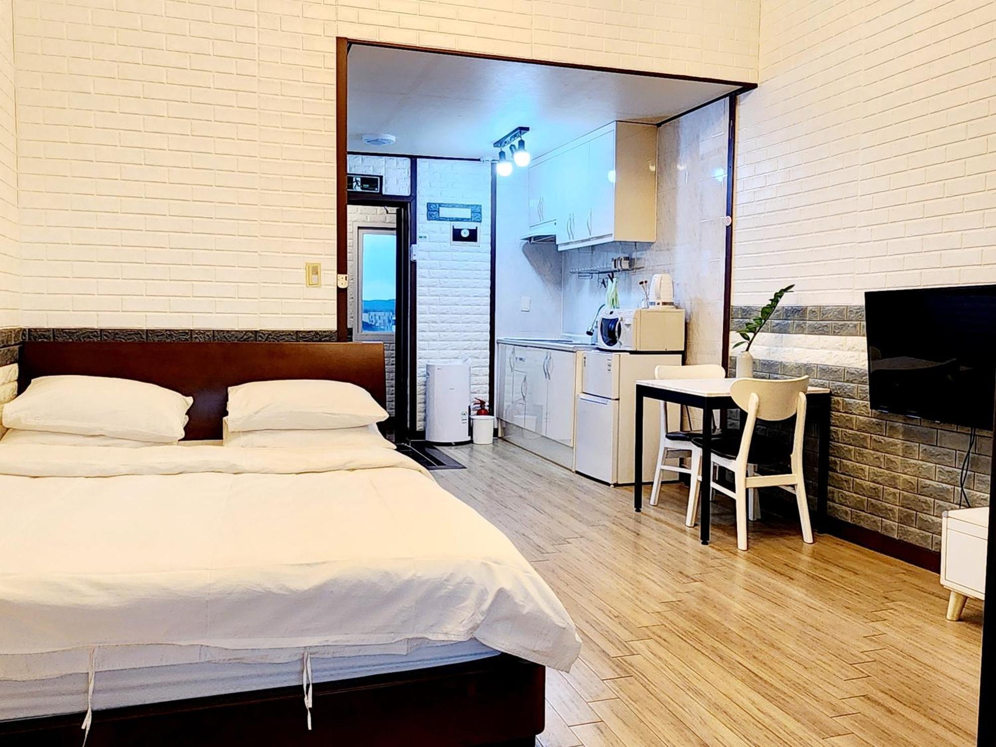 Pureun Jeju Pension Seogwipo Exterior foto